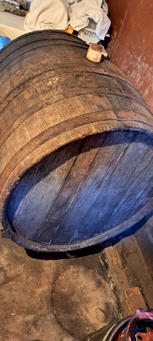 Vind butoaie de stejar,300 si 700 litri pentru depozitat alcol