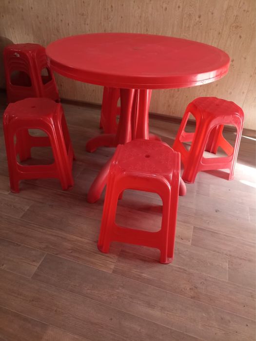 Продается комплект: Стол-стулья. 1 Стол, 4 стула