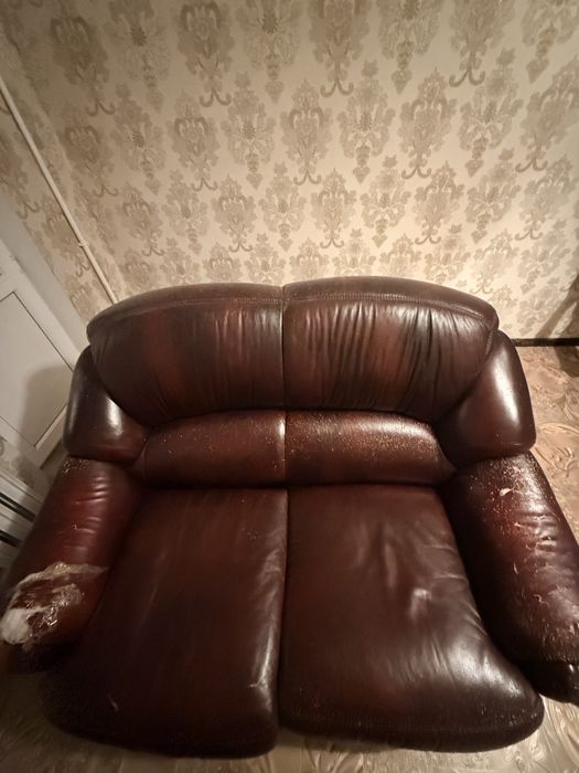 Продаю кожаный диван (б/у)