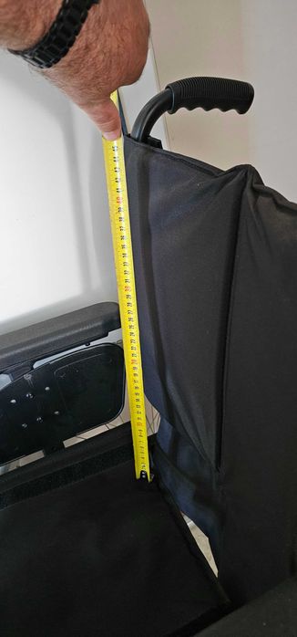 Carucior cu roti pentru persoane cu dizabilitati .