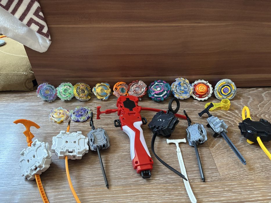 Игрушки разные.