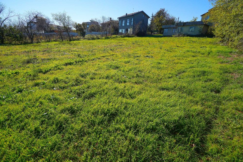 Урегулиран парцел 1540кв.м. Ток Вода Готов проект за двуетажна къща