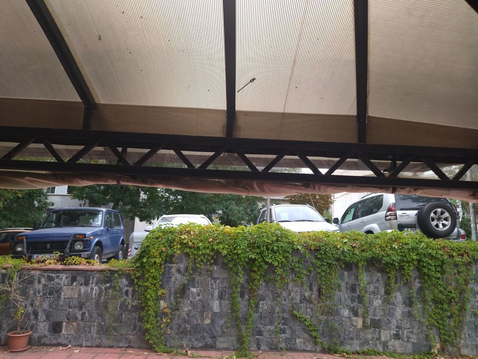 Продава слънцезащитен навес