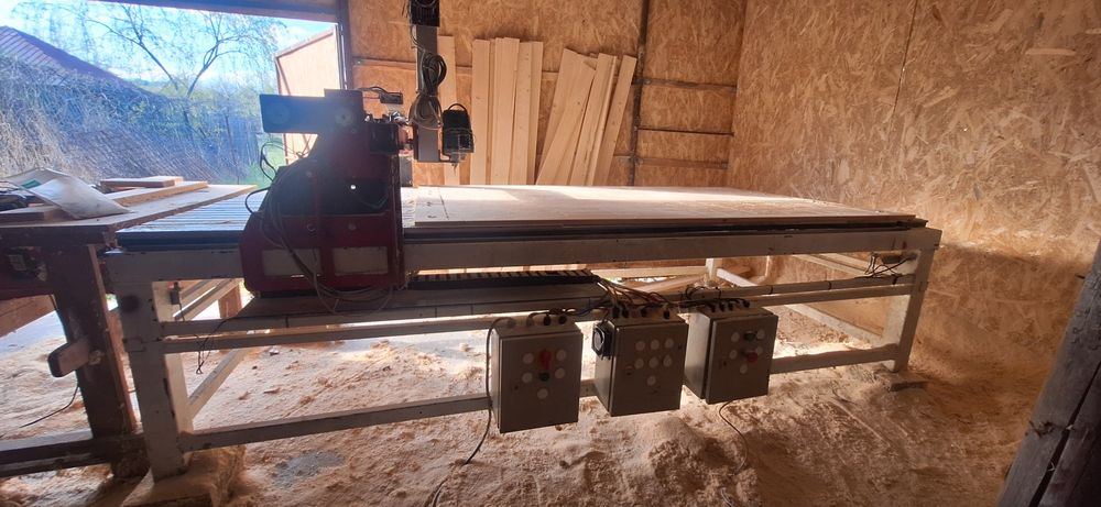 CNC lemn 2500 x 1300 mm, masă mare, ideal pentru cruci, panouri, fronturi, modelaj