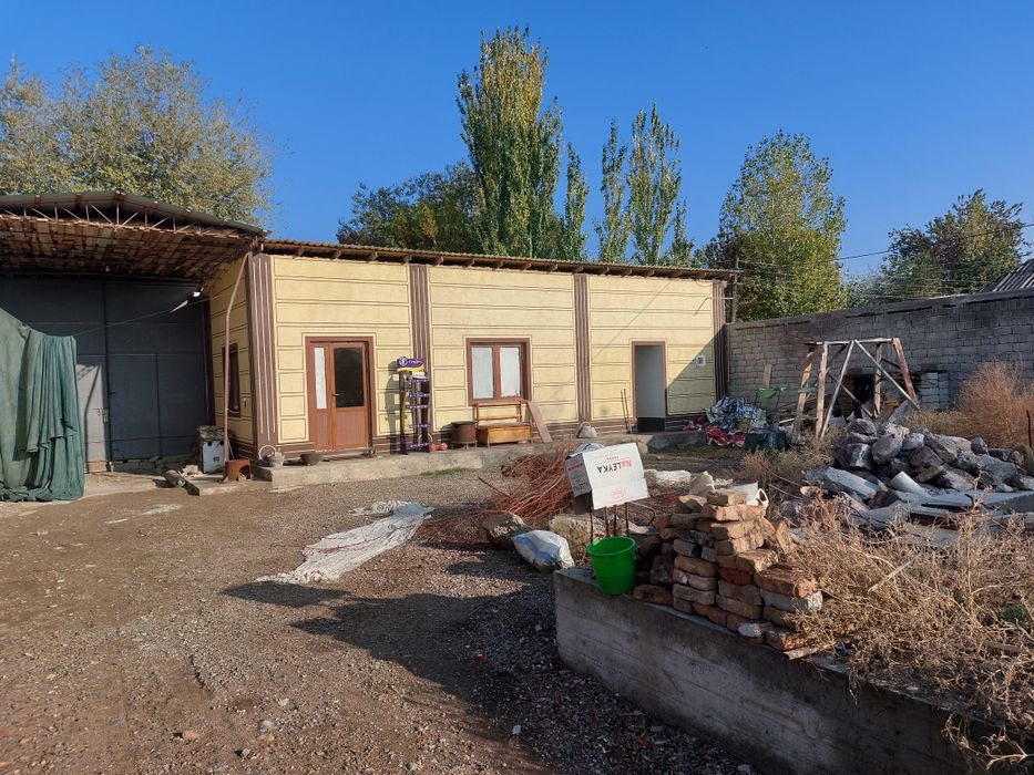 Uy va choyxona sotiladi