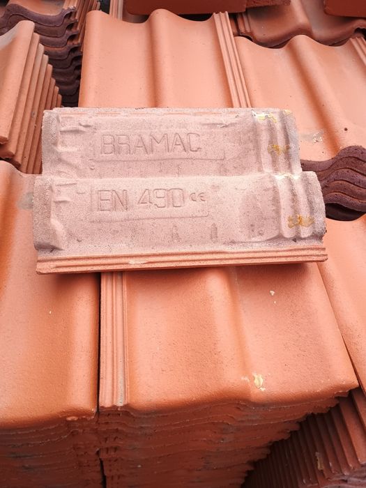 Vând țiglă nouă 300 buc