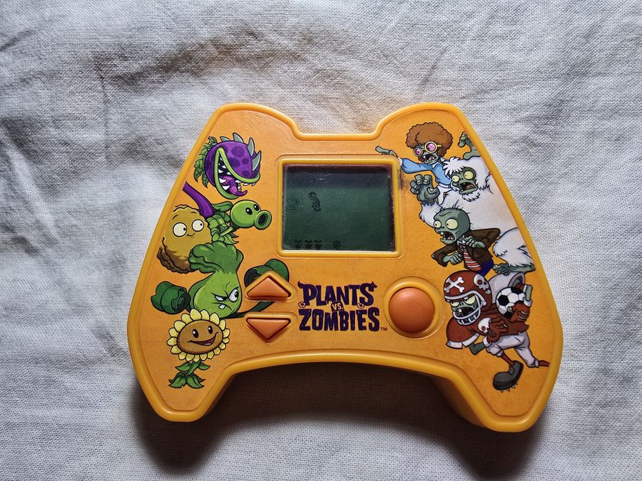 Burger King Toy - Plants Vs Zombies 2015 (Hand Held Video Game by Electronic Arts)