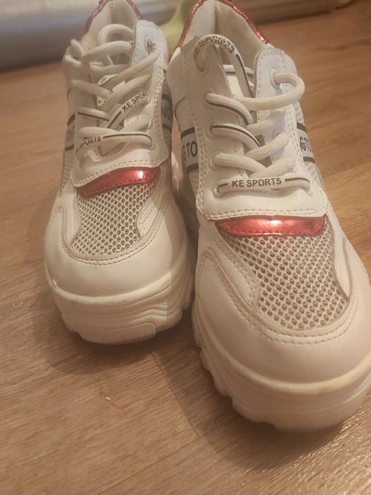 Кроссовки - 1000 тг.