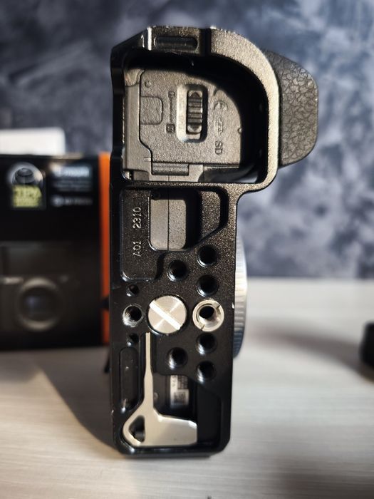 Sony a6400 +35мм 1.8 + клетка