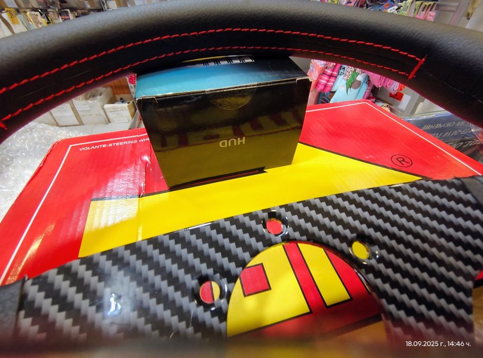 Спортен волан МОМО карбон кожа.