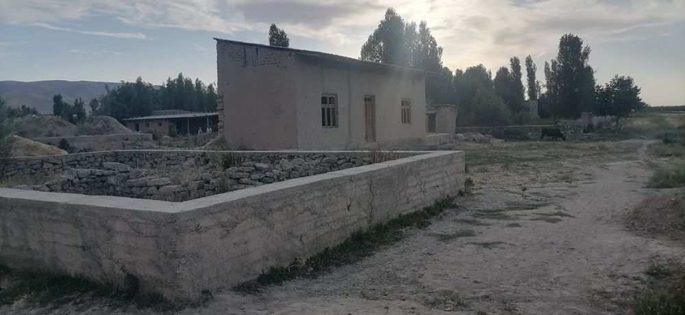 Kuyovboshida uy er uchaska sotiladi 6 sutix 5 sutix 2xona usti yopilg