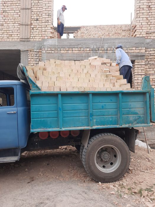 Pishkan g'isht yetkazib berish xizmati bilan