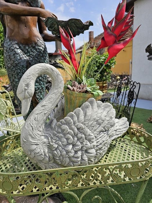Jardiniera in forma de lebada