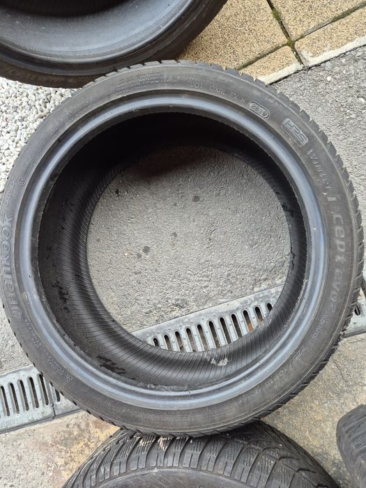 Vând cauciucuri 225/40/18 M+S 2 buc //Runflat//