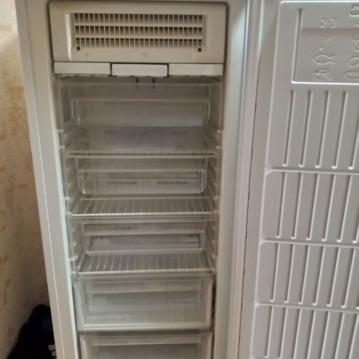 Продам морозильную камеру Indesit