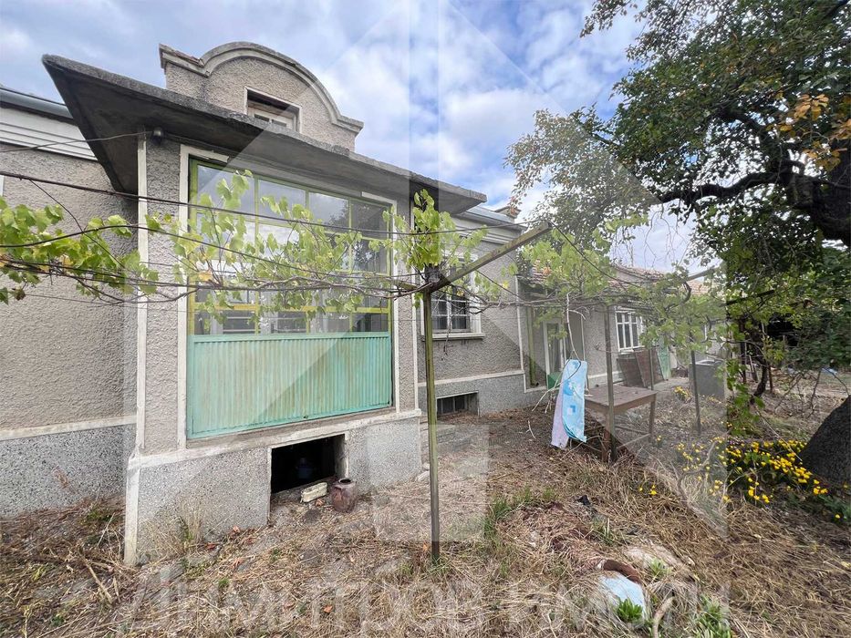 Продаваме самостоятелна тухлена къща в гр. Плиска с двор 1 дка и ГАРАЖ