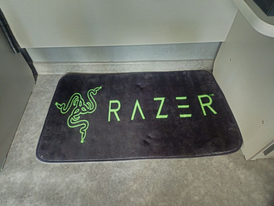 Три коврика Razer