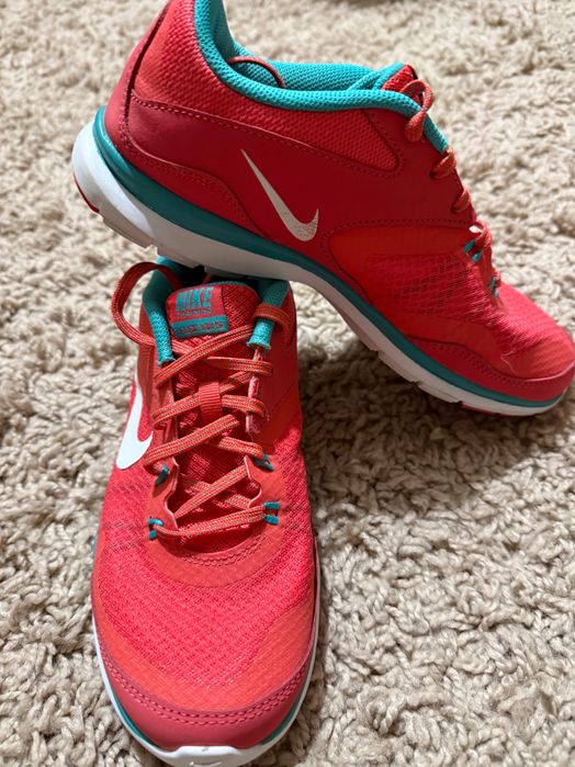 Спортни обувки NIKE