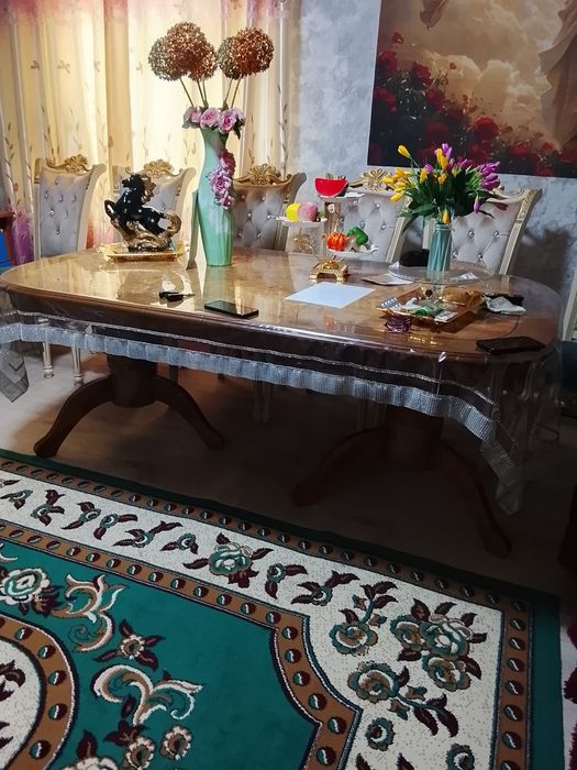 Продаю шикарный стол стулья