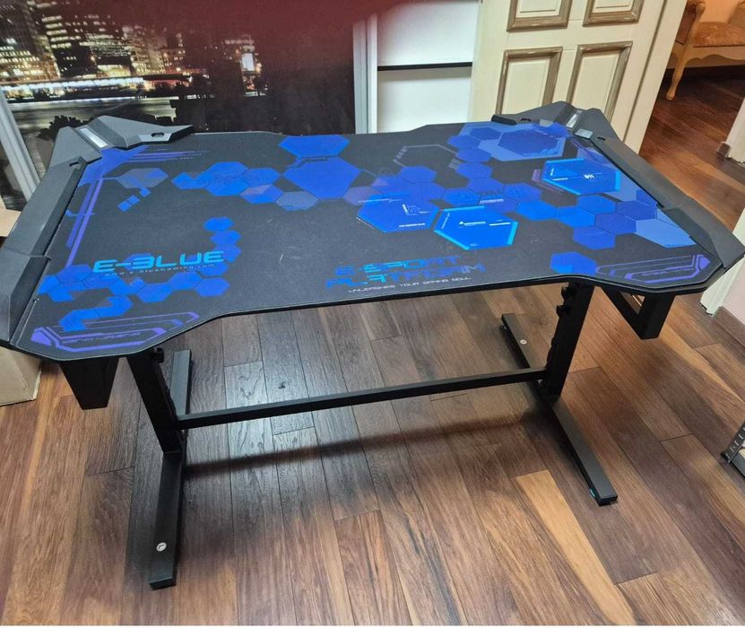 Геймърско бюро E-Blue RGB – Регулируемо 1.35м – LED