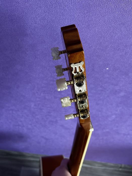 Продам классическую гитару