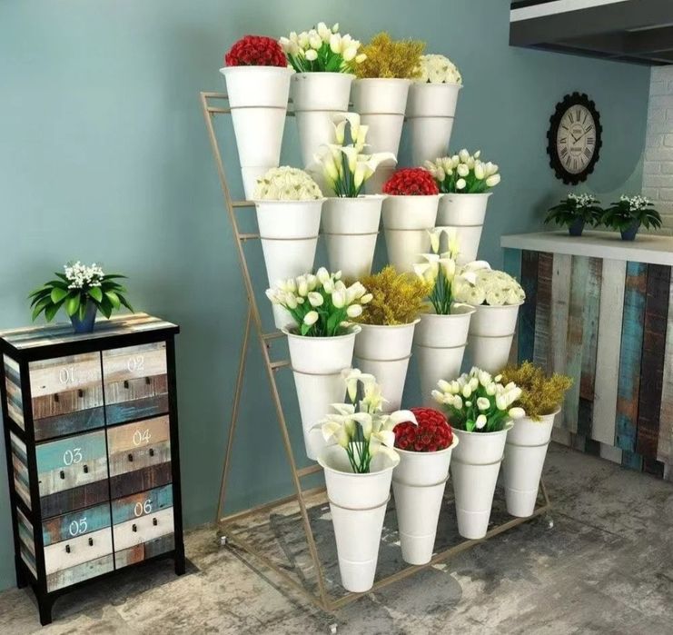 Suport etajat pentru flori cu roti 16 ghivece albe 100 x 65 x 150 cm