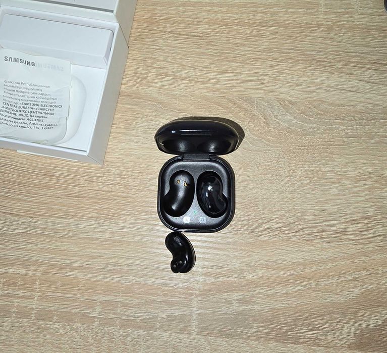 Наушники Samsung Galaxy Buds Live черный