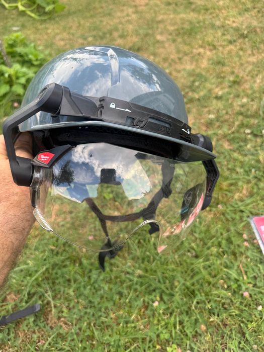 Каски и аксесоари Милуоки helmet Milwaukee