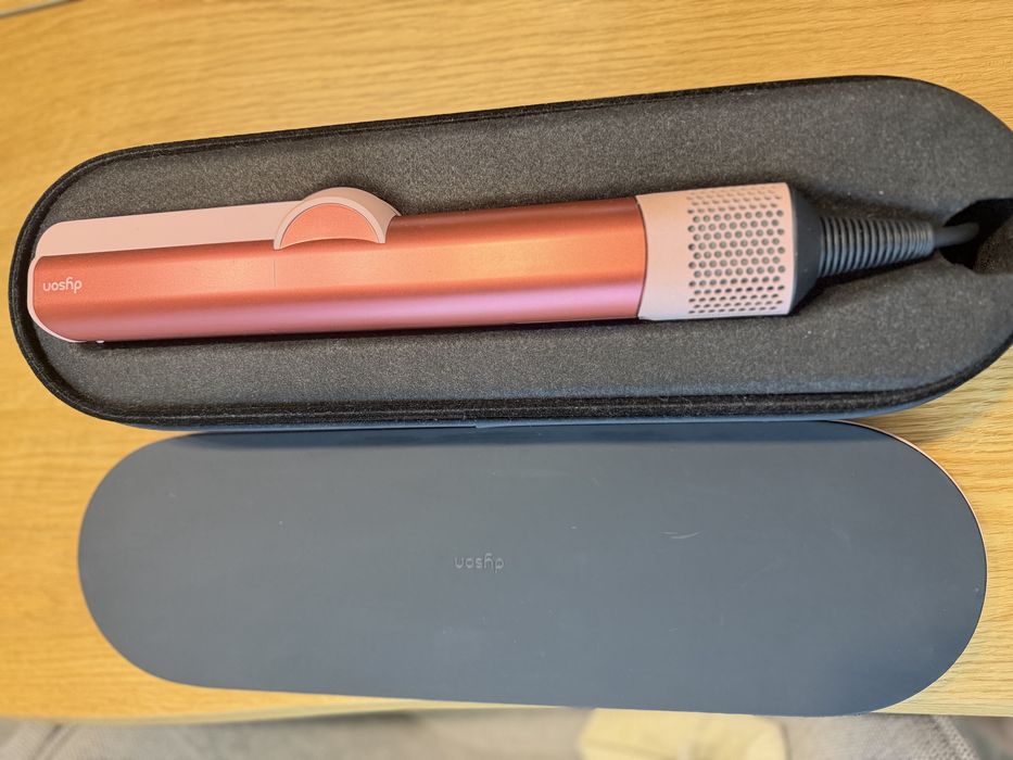 Dyson Airstrait