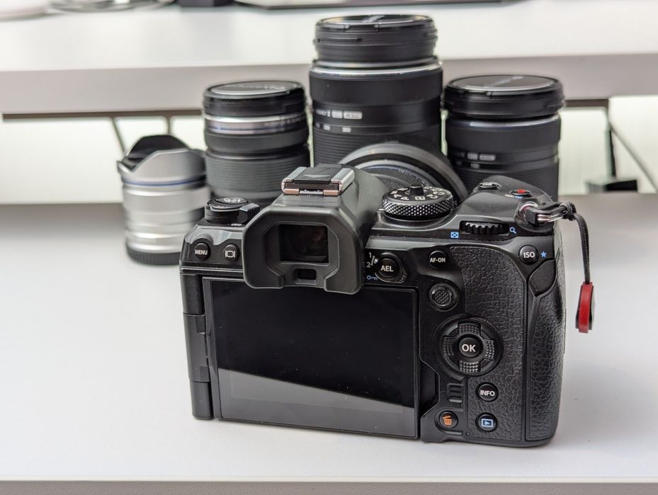 Olympus OM Systems OM-1 și obiective