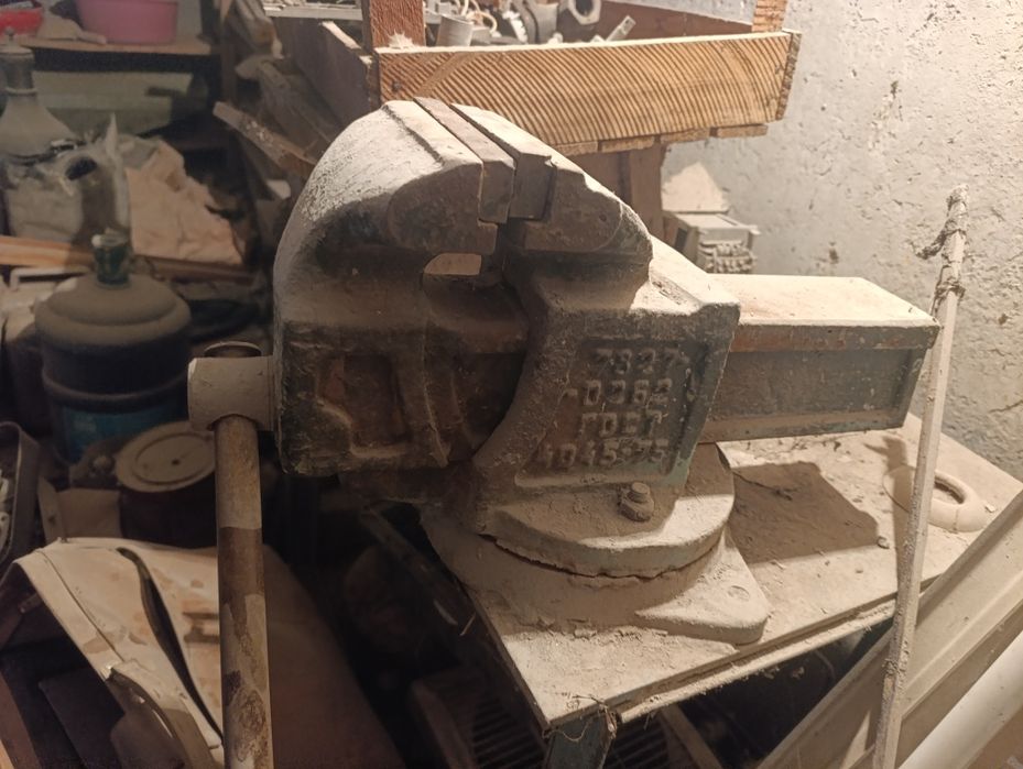 Тиски сотилади столи билан