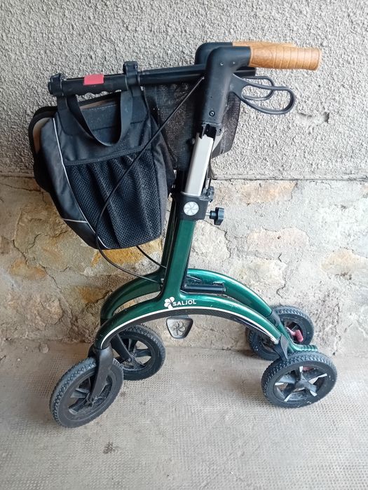 .Rolator pliabil verde.