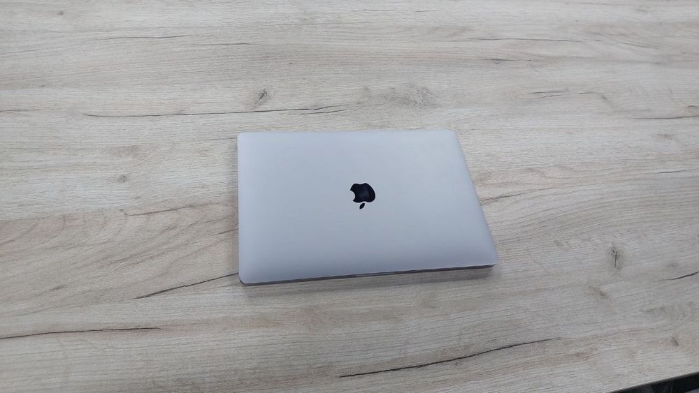 Macbook pro m 1   8/256 93 % holati alo