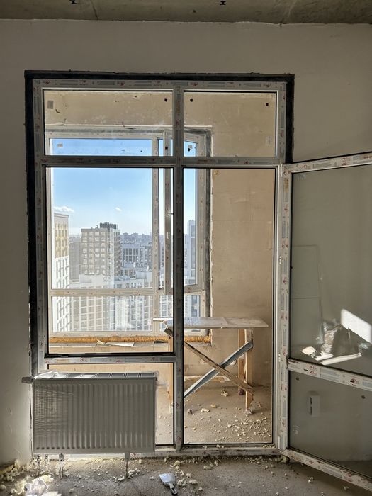 Пластиковая перегородка балкона с дверью