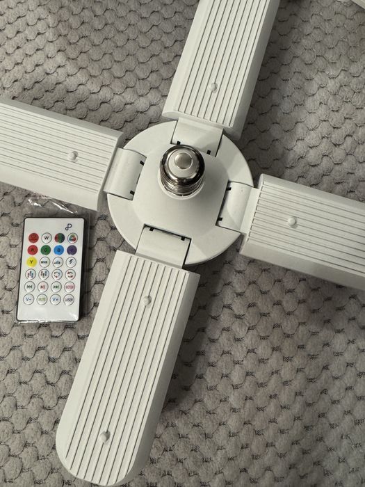 Bec bluetooth cu 4 brațe ( boxă încorporată )