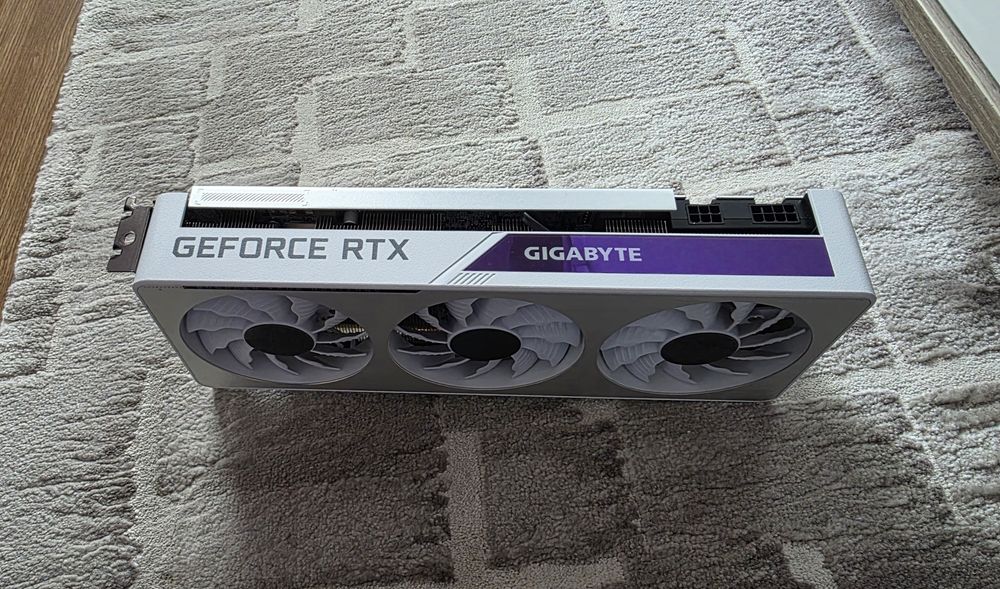 Nvidia RTX 3070 ALBĂ Gigabyte Vision OC