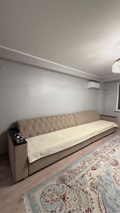 Продаю диван, длина 4 метра, в хорошем состоянии. Состояние на фото….