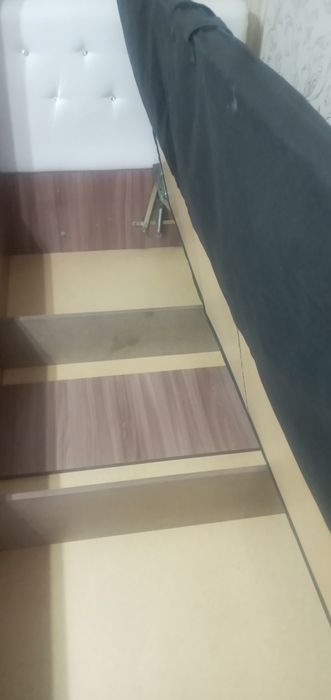 Мебель. Кровать с матрасом и комод.