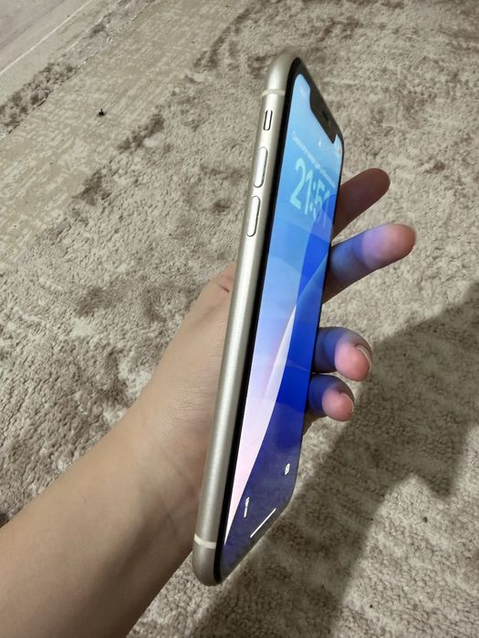 Продам белый  Айфон 11