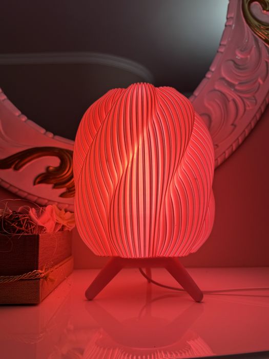 Луксозна дизайнерска лампа – изящна форма и мека светлина