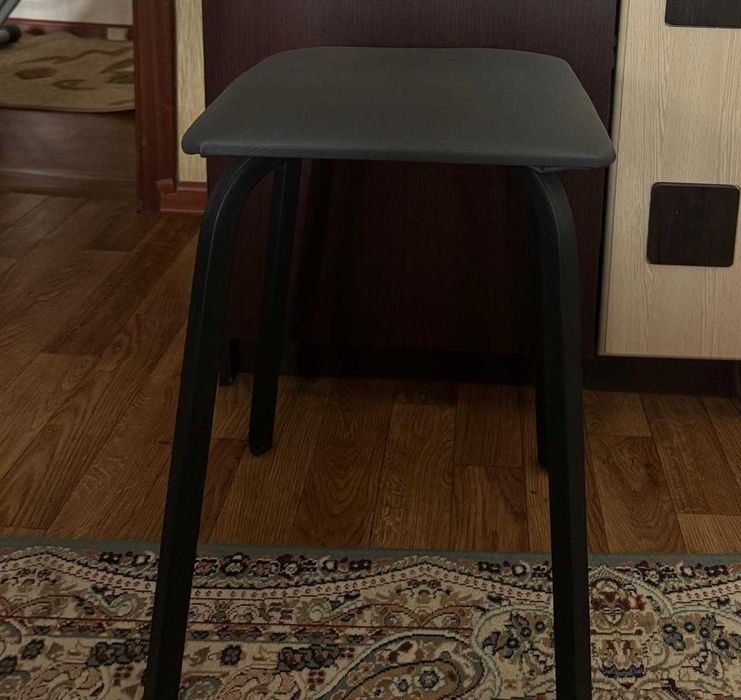 Офисный черный стул ZETA и табуретки