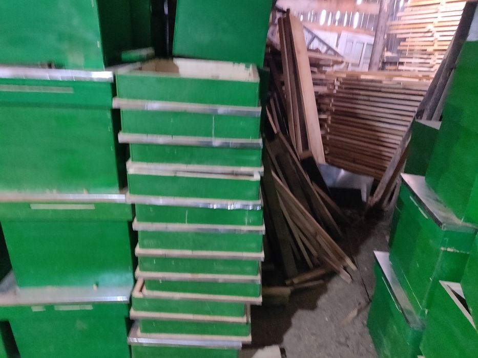 Vand/confecționez stupi