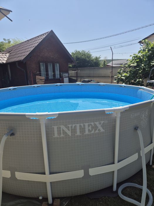 Vând piscina + accesorii