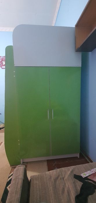 Детский уголок с кроватью на 2ом этаже и партой на 1ом