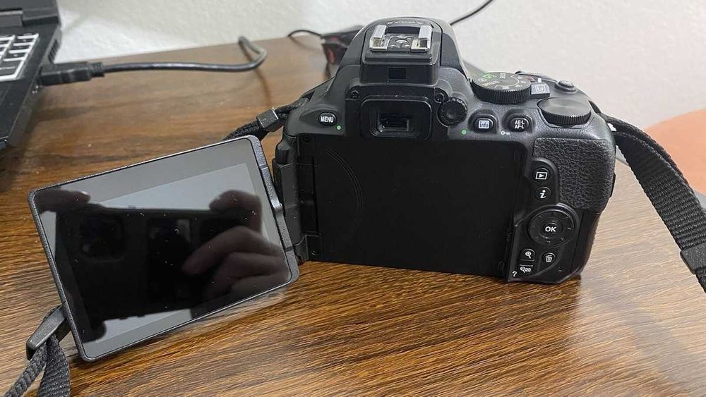 Nikon D5300 + Obiectiv 18-140mm VR (Stare Excelentă)