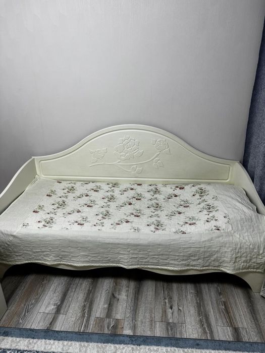 Детский гарнитур (кровать и шкаф)