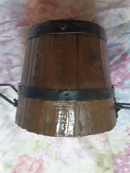 Кашпо из дерева с железным ободом