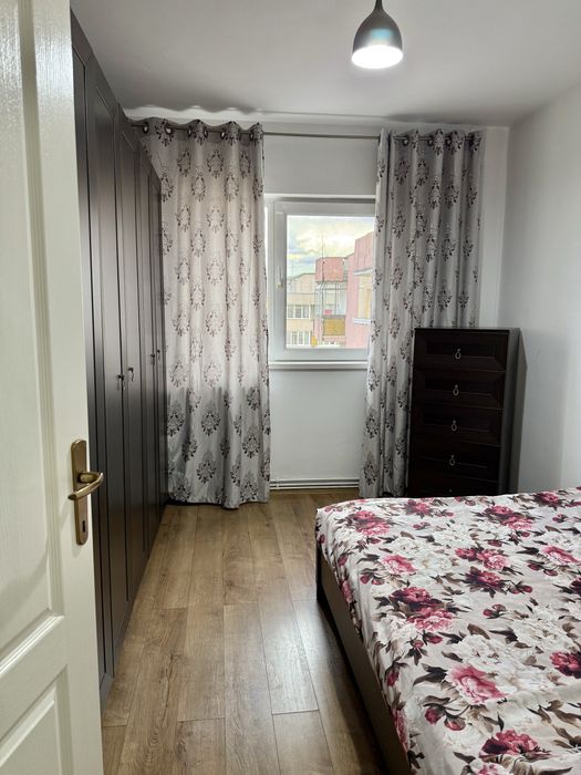 Inchiriez Apartament 4 camere 80 m2 str Aurel Vlaicu nr 38 bl v8 sc 2