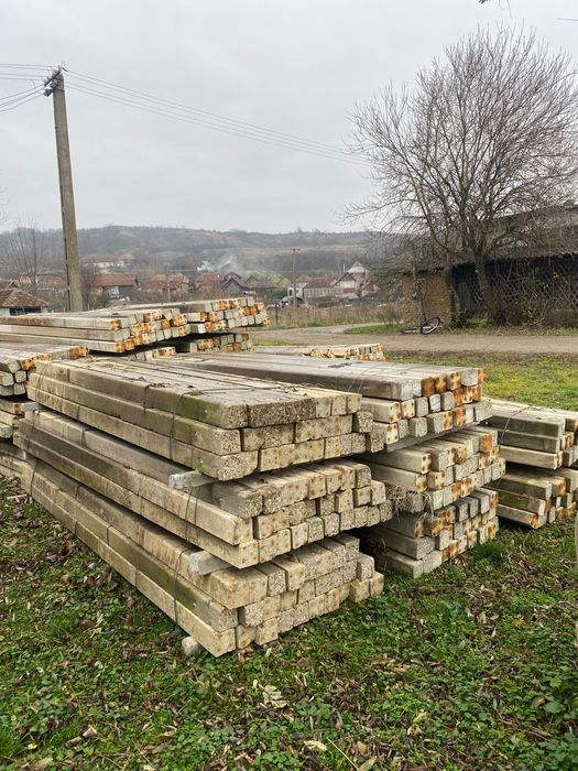 Vând stâlpi din beton aduși din Italia mai multe detalii în descriere.