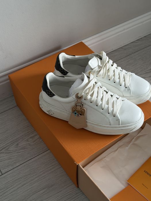 Продам кроссовки LV